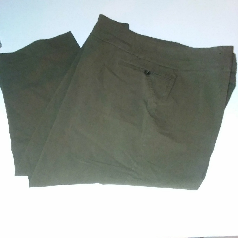 💲5/$25💲Lane Bryant Capris Brown Size 18